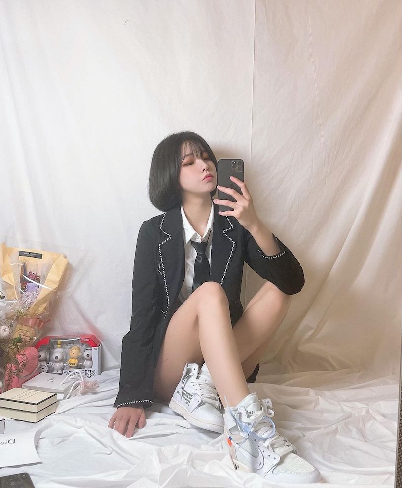 韓國「校服女神」制服帶有小心機，「性感的腿部線條」超撩人！