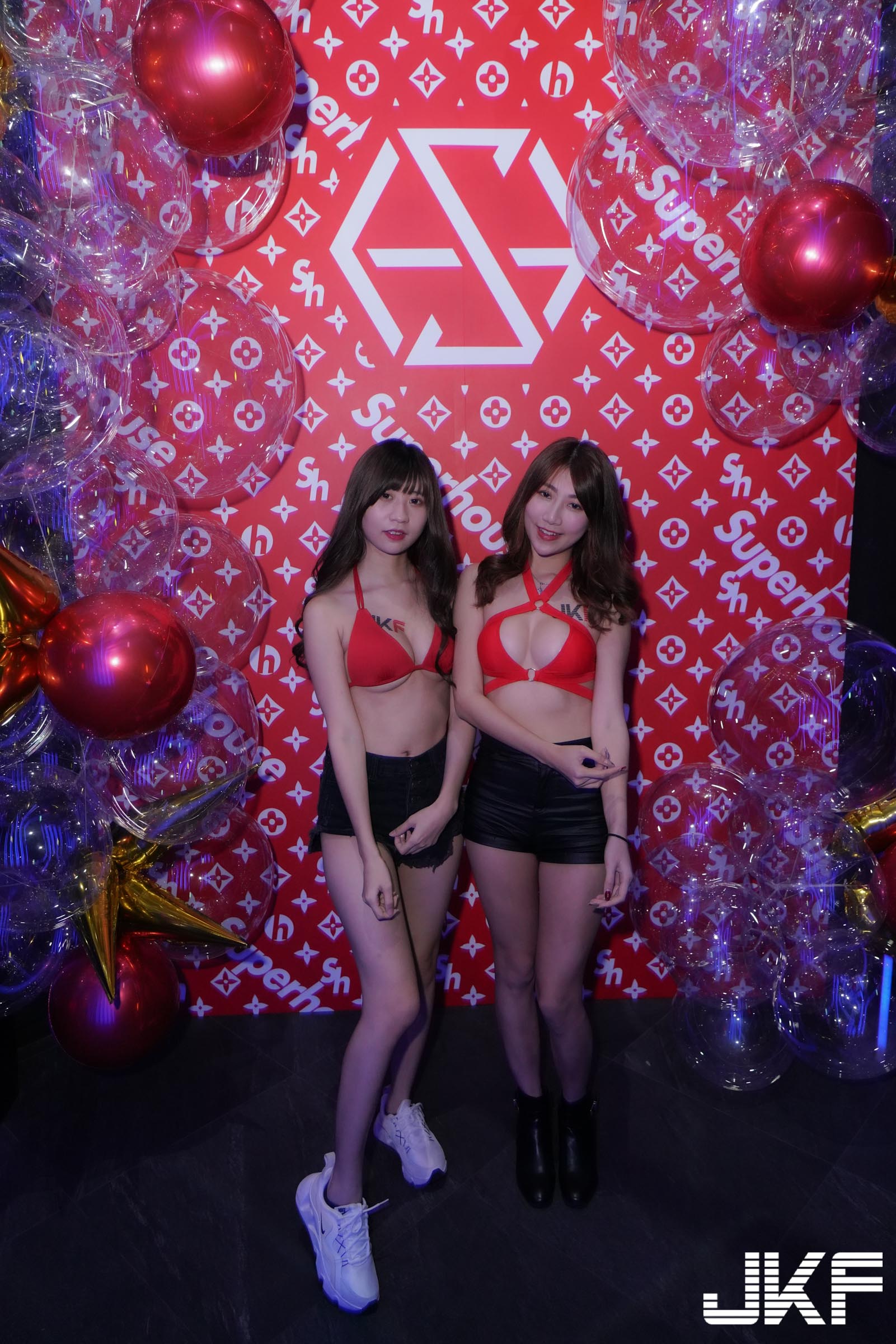 JKF女郎「乳浪襲捲台中」畫面有夠兇猛！台中最頂級夜店「Super House」香艷美乳滿出來