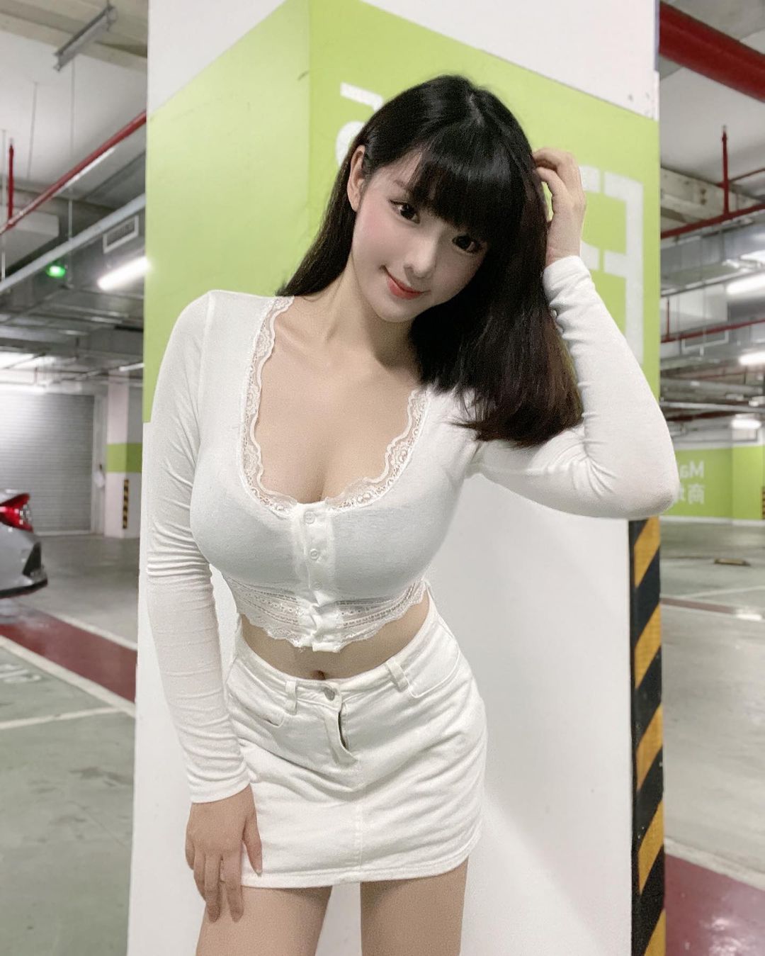 停車場「高顏值姊姊」天菜外型散發迷人氣質！飽滿身材同樣讓人好迷戀
