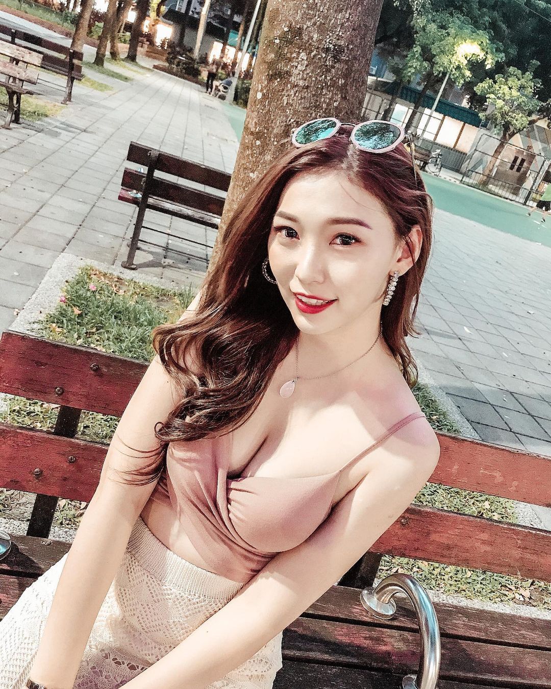 薇娜Verna  豐沛雪乳忍不住解放：形狀真美！ - 美女圖 -