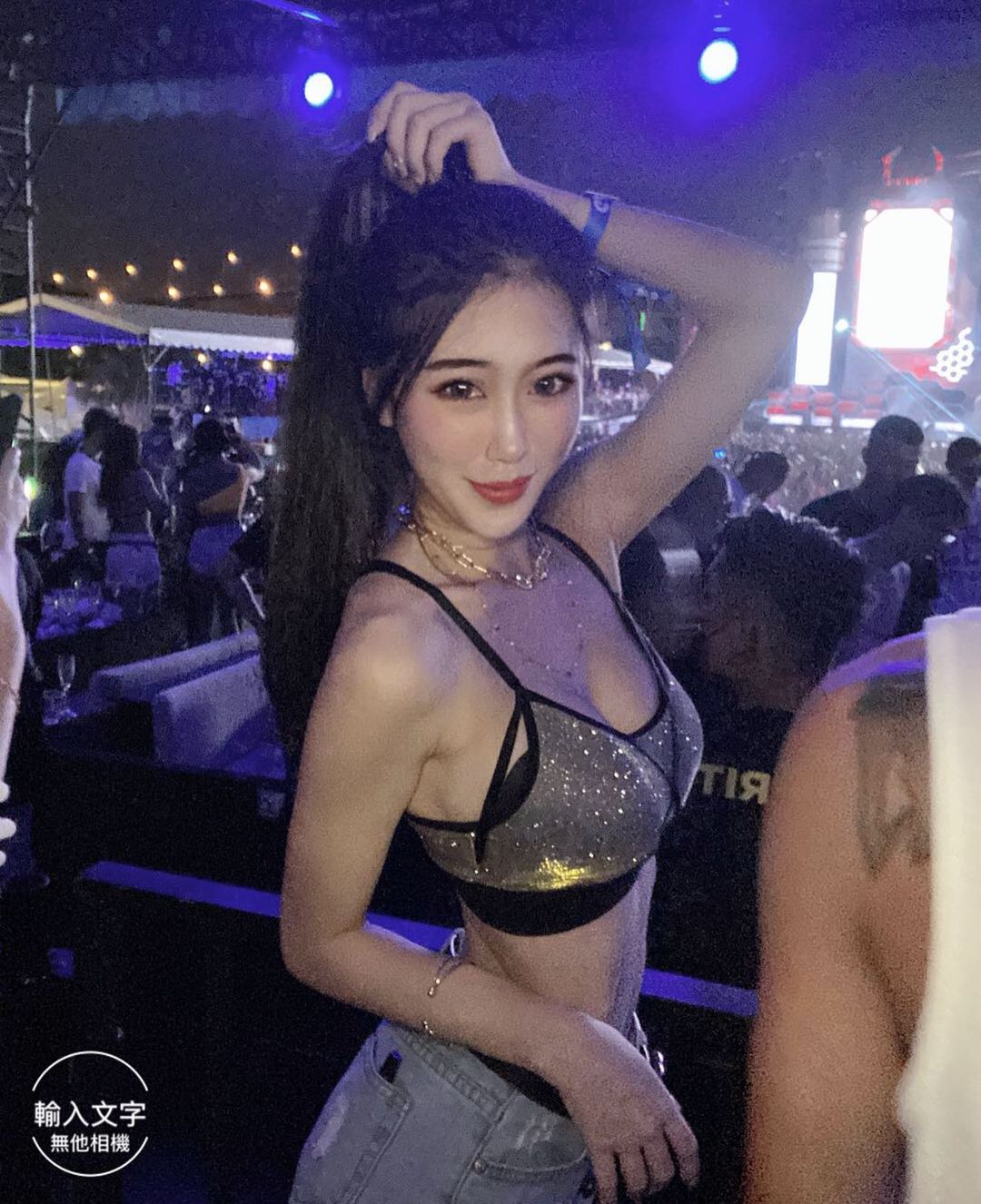 「辣妹護理師」身材太扯！美乳細腰還有「超猛馬甲線」，制服下前凸後翹不簡單啊～