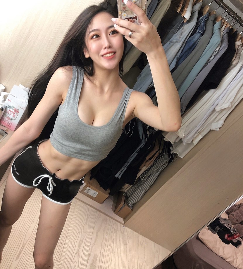 「辣妹護理師」身材太扯！美乳細腰還有「超猛馬甲線」，制服下前凸後翹不簡單啊～