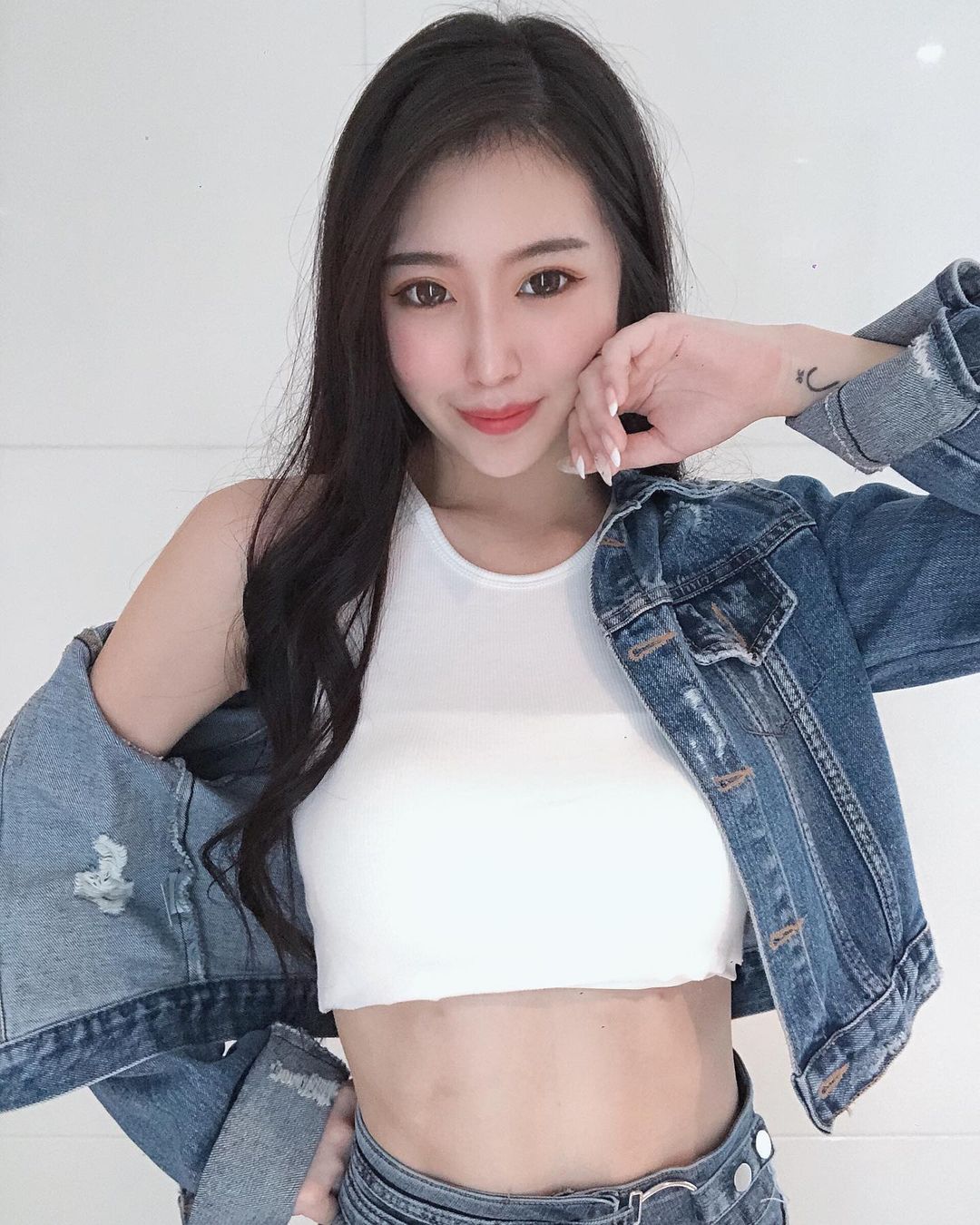 「辣妹護理師」身材太扯！美乳細腰還有「超猛馬甲線」，制服下前凸後翹不簡單啊～
