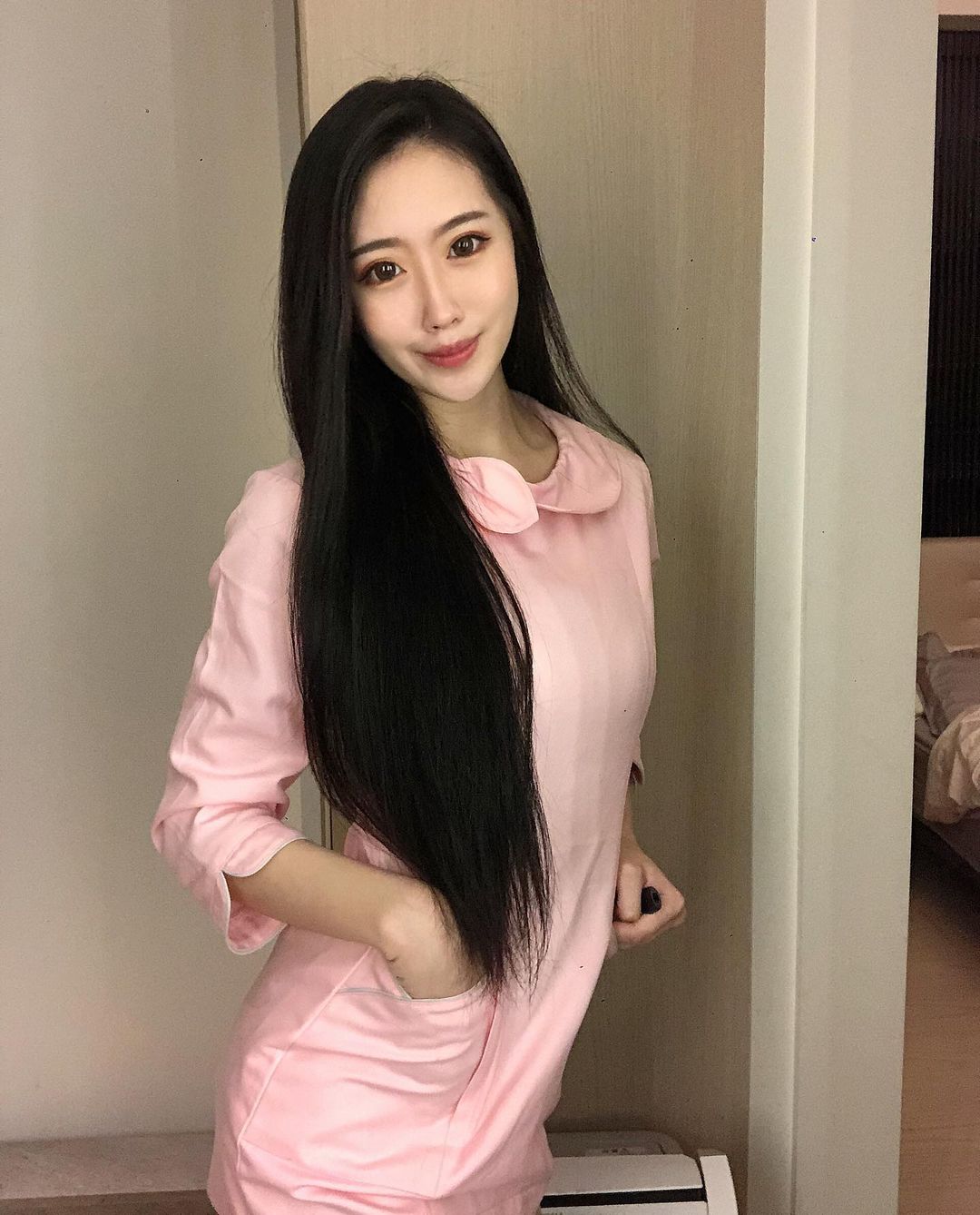「辣妹護理師」身材太扯！美乳細腰還有「超猛馬甲線」，制服下前凸後翹不簡單啊～