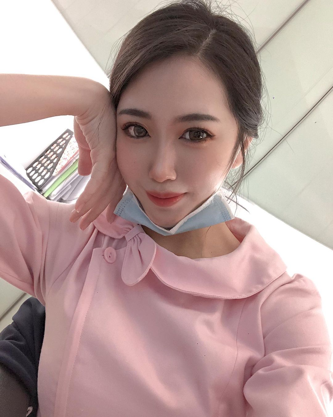 「辣妹護理師」身材太扯！美乳細腰還有「超猛馬甲線」，制服下前凸後翹不簡單啊～