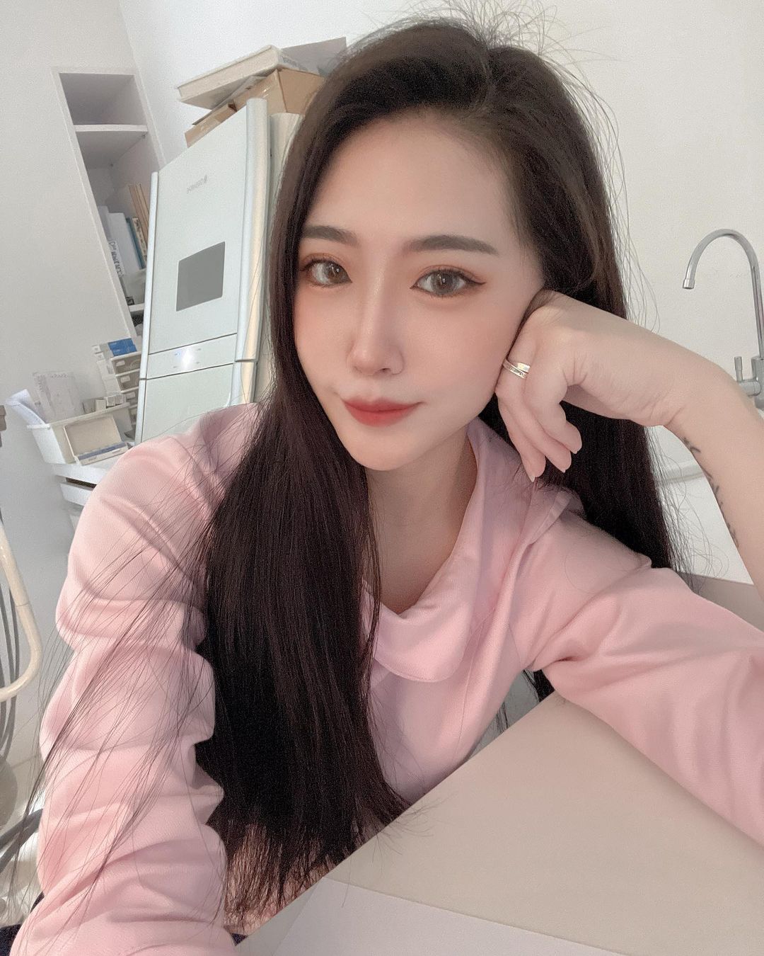 「辣妹護理師」身材太扯！美乳細腰還有「超猛馬甲線」，制服下前凸後翹不簡單啊～