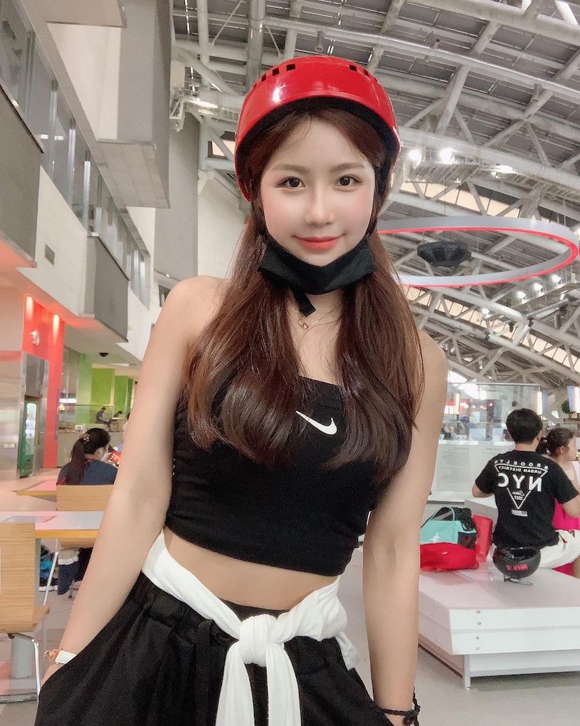 買完咖啡遇見「超兇S曲線辣妹」，「兇兇畫面」讓人想請她喝一杯！