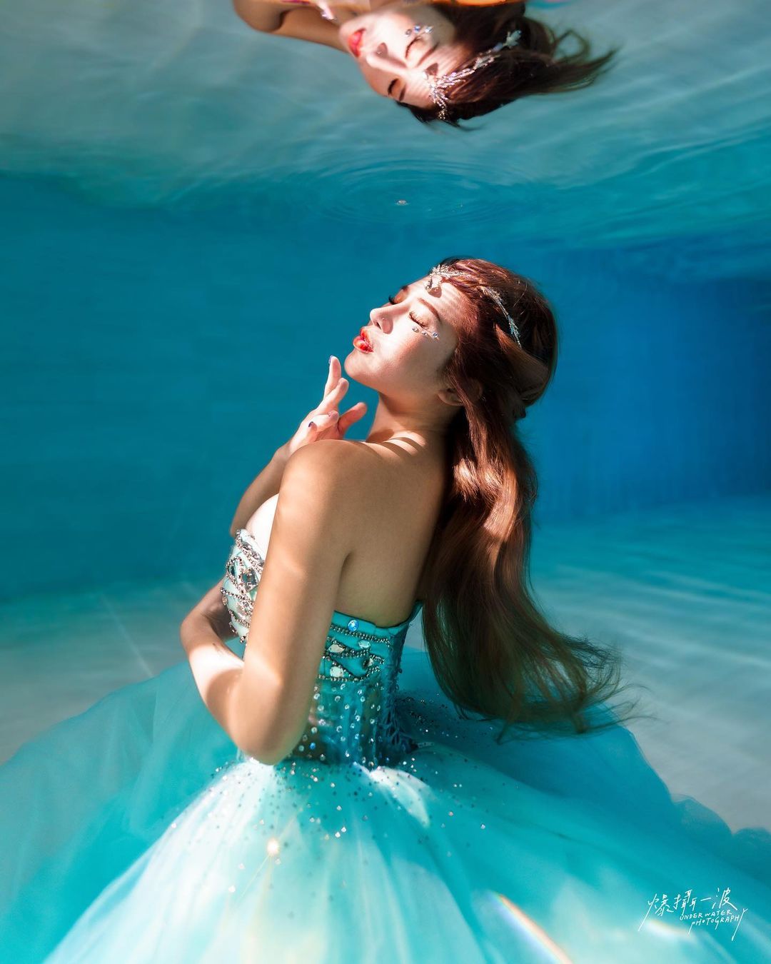 【GG扑克】潛水教練「柔e」人魚公主姿態好優雅　水底下的火辣身材太性感