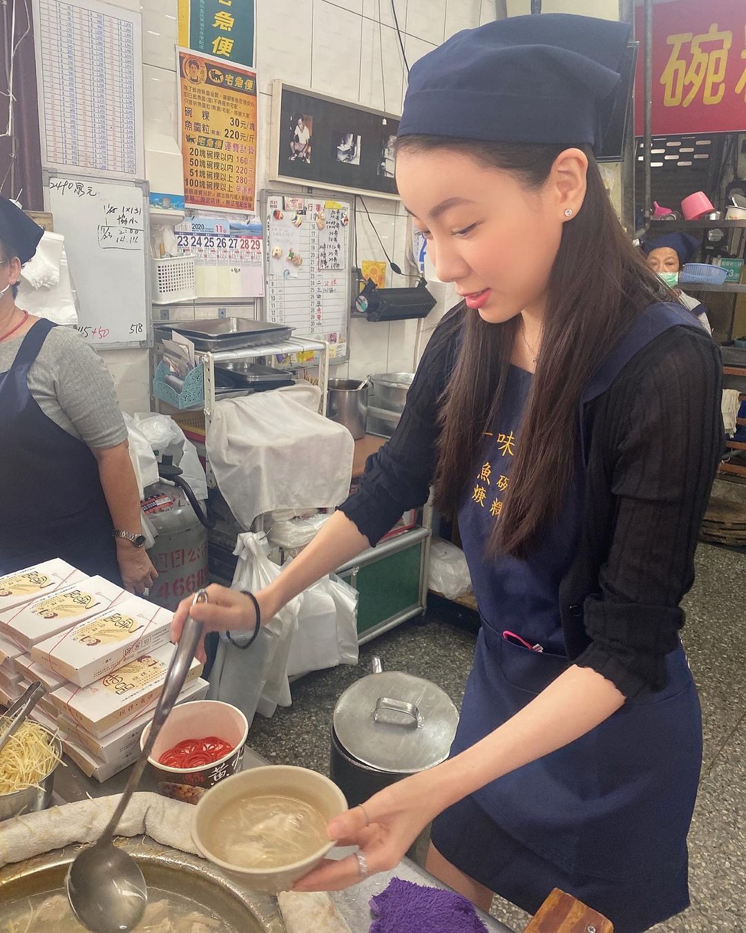 台南碗粿店的「正妹店員」！笑容超甜肌膚白嫩，保守制服底下暗藏「兩顆美味碗粿」！