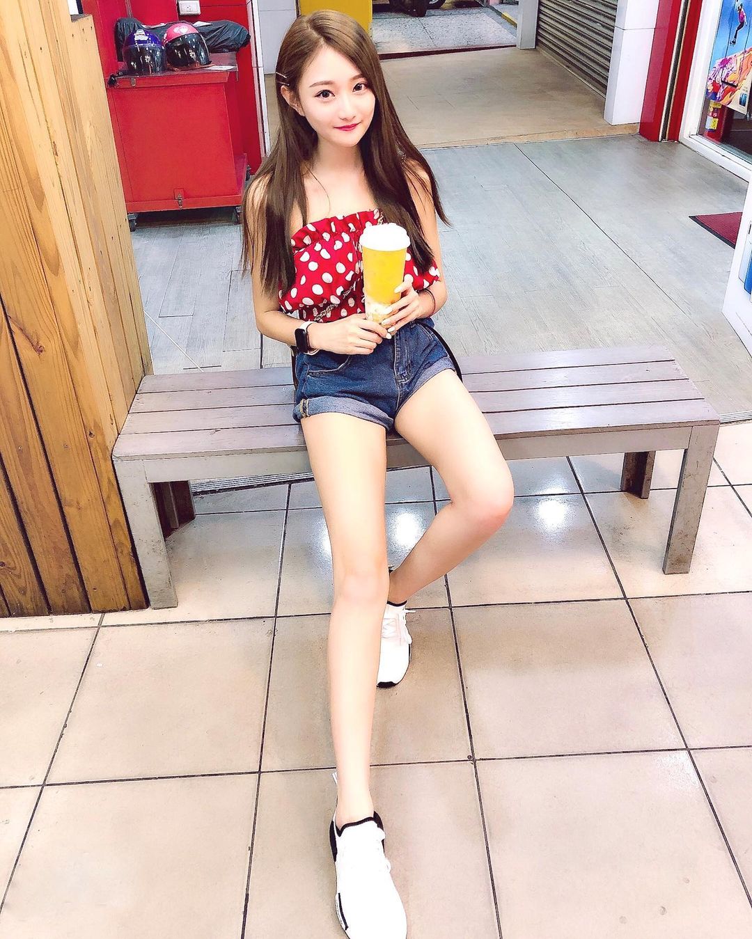 「腿控」天菜！大眼甜心「雨停」白皙美腿＋豐滿雪乳 讓人一看就停不下來