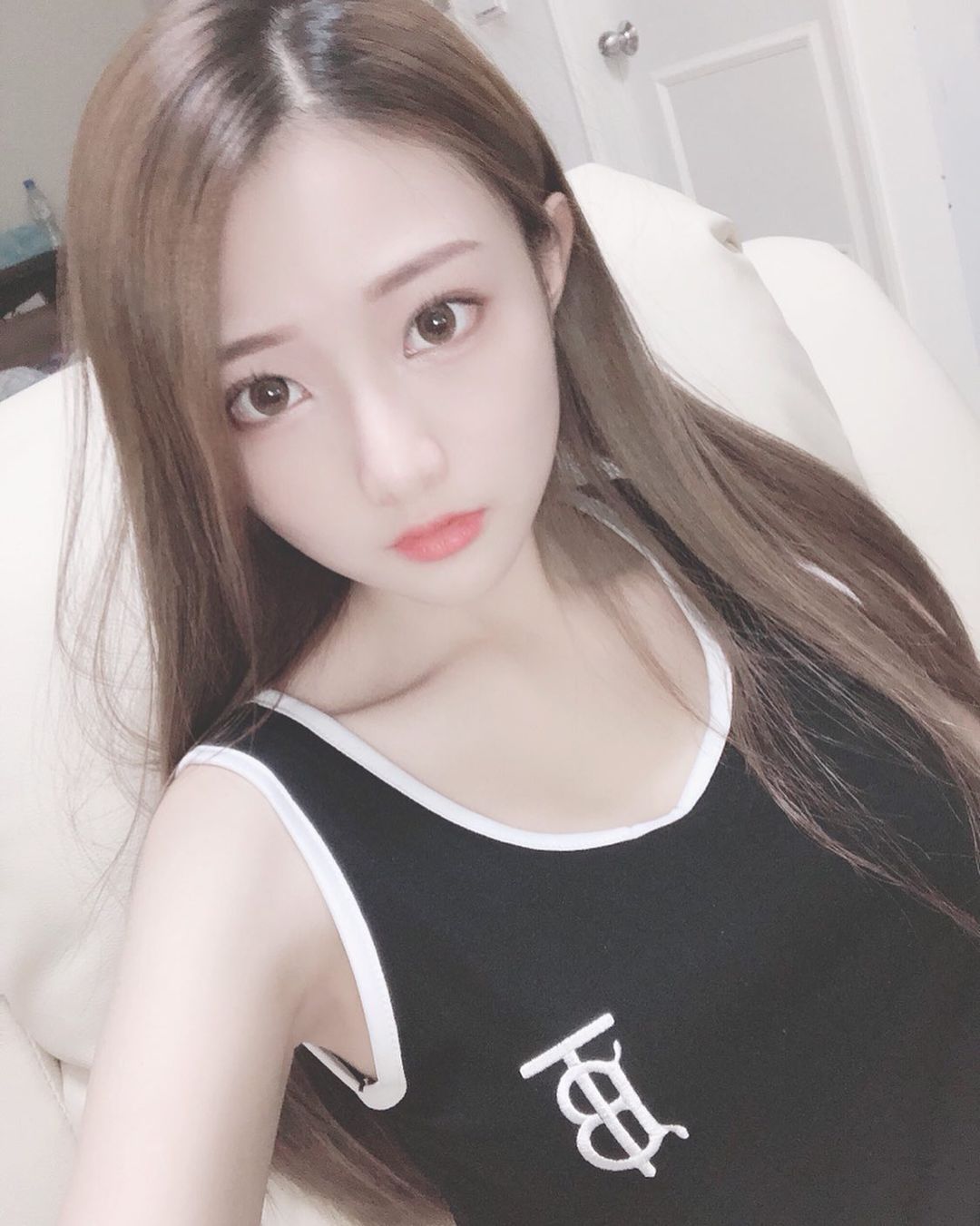「腿控」天菜！大眼甜心「雨停」白皙美腿＋豐滿雪乳 讓人一看就停不下來