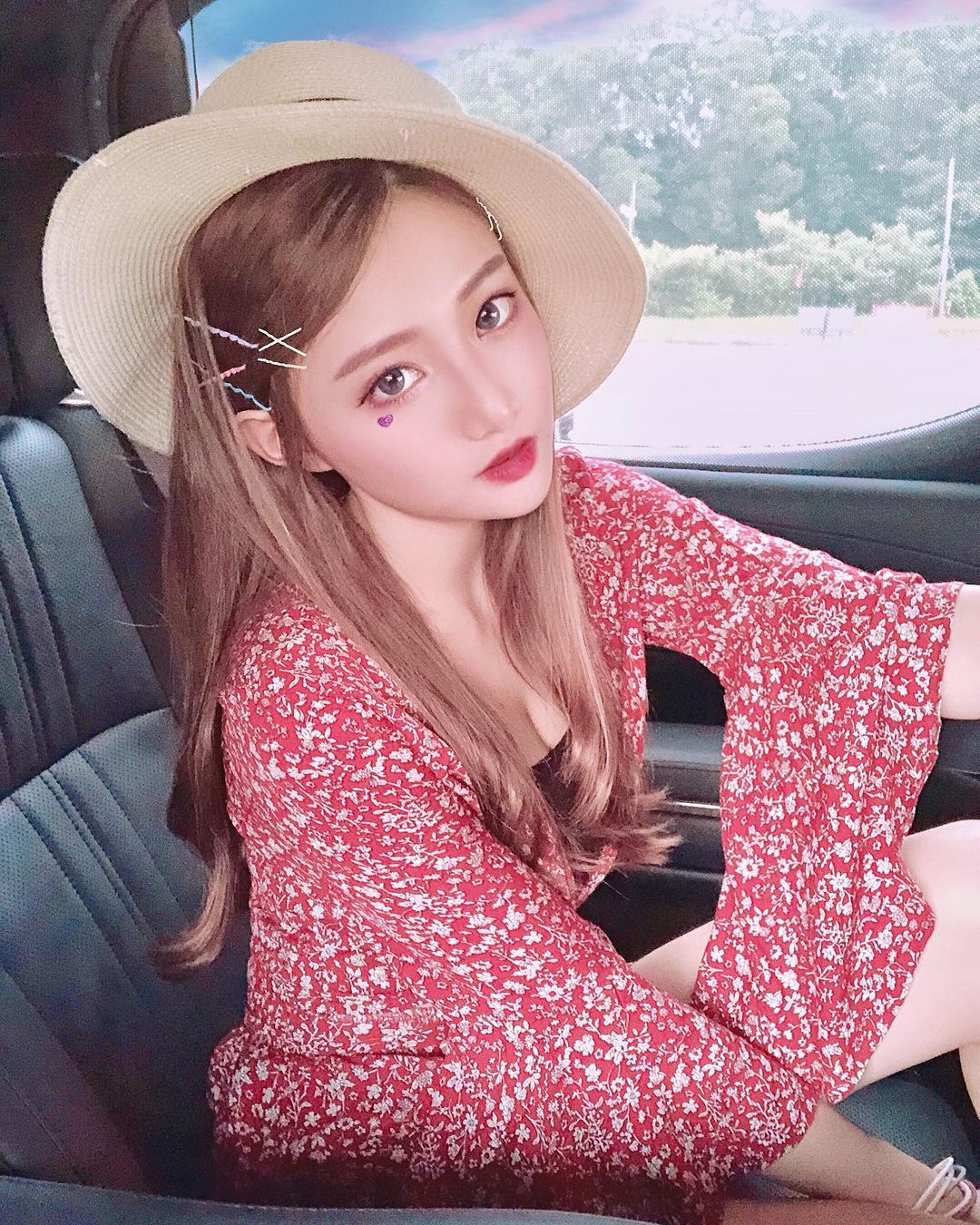 「腿控」天菜！大眼甜心「雨停」白皙美腿＋豐滿雪乳 讓人一看就停不下來