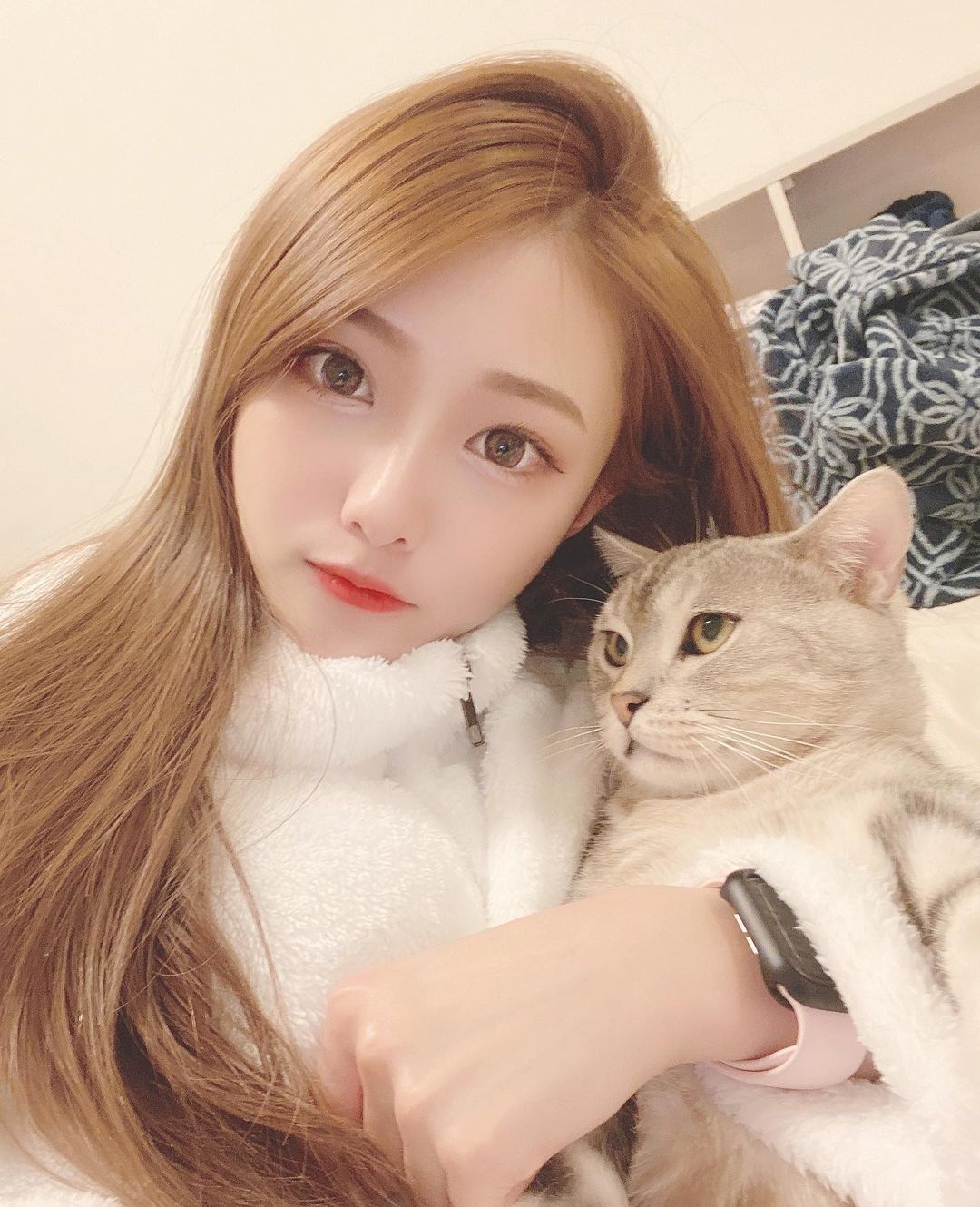 「腿控」天菜！大眼甜心「雨停」白皙美腿＋豐滿雪乳 讓人一看就停不下來