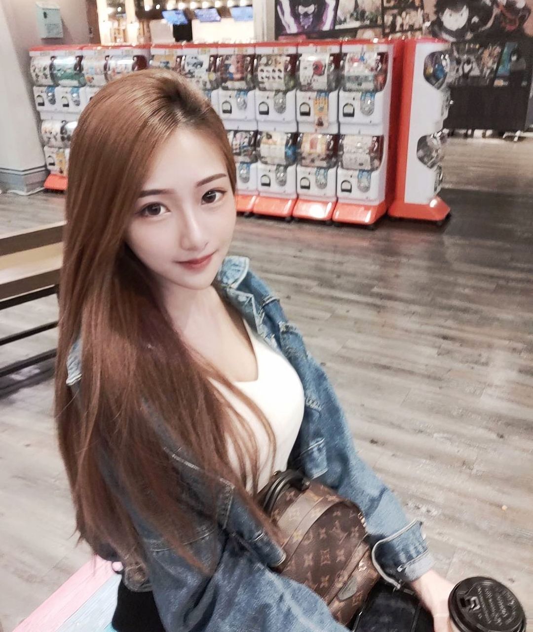 「腿控」天菜！大眼甜心「雨停」白皙美腿＋豐滿雪乳 讓人一看就停不下來