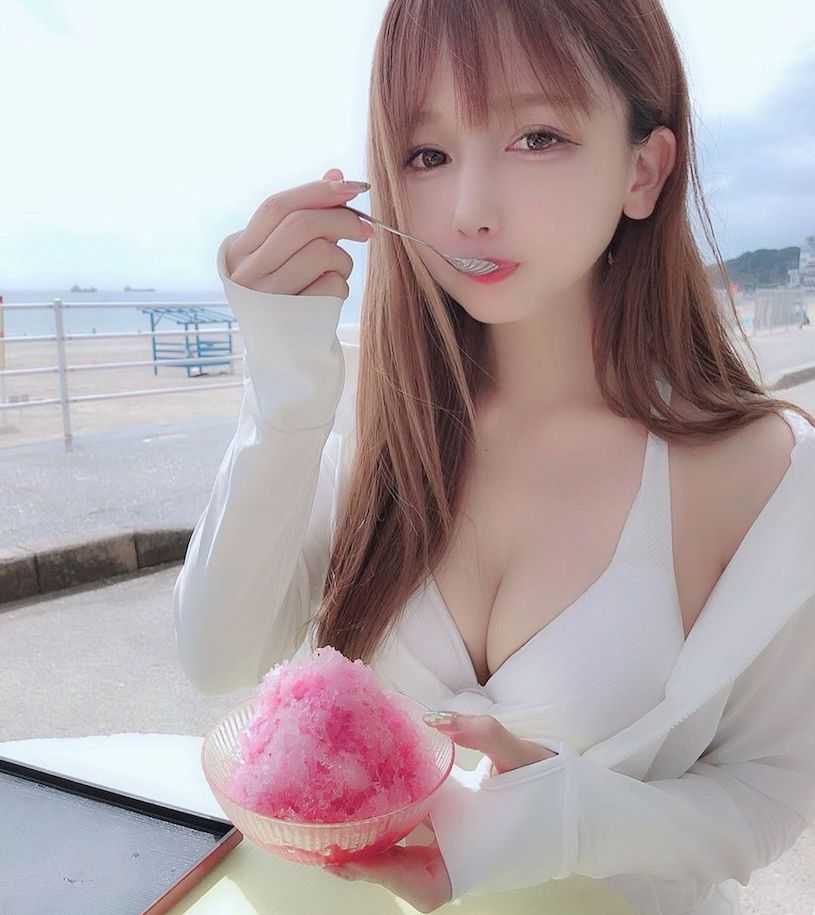 好甜喔！吃冰淇淋的「隱乳櫻花妹」，大小和弧度都非常剛好！