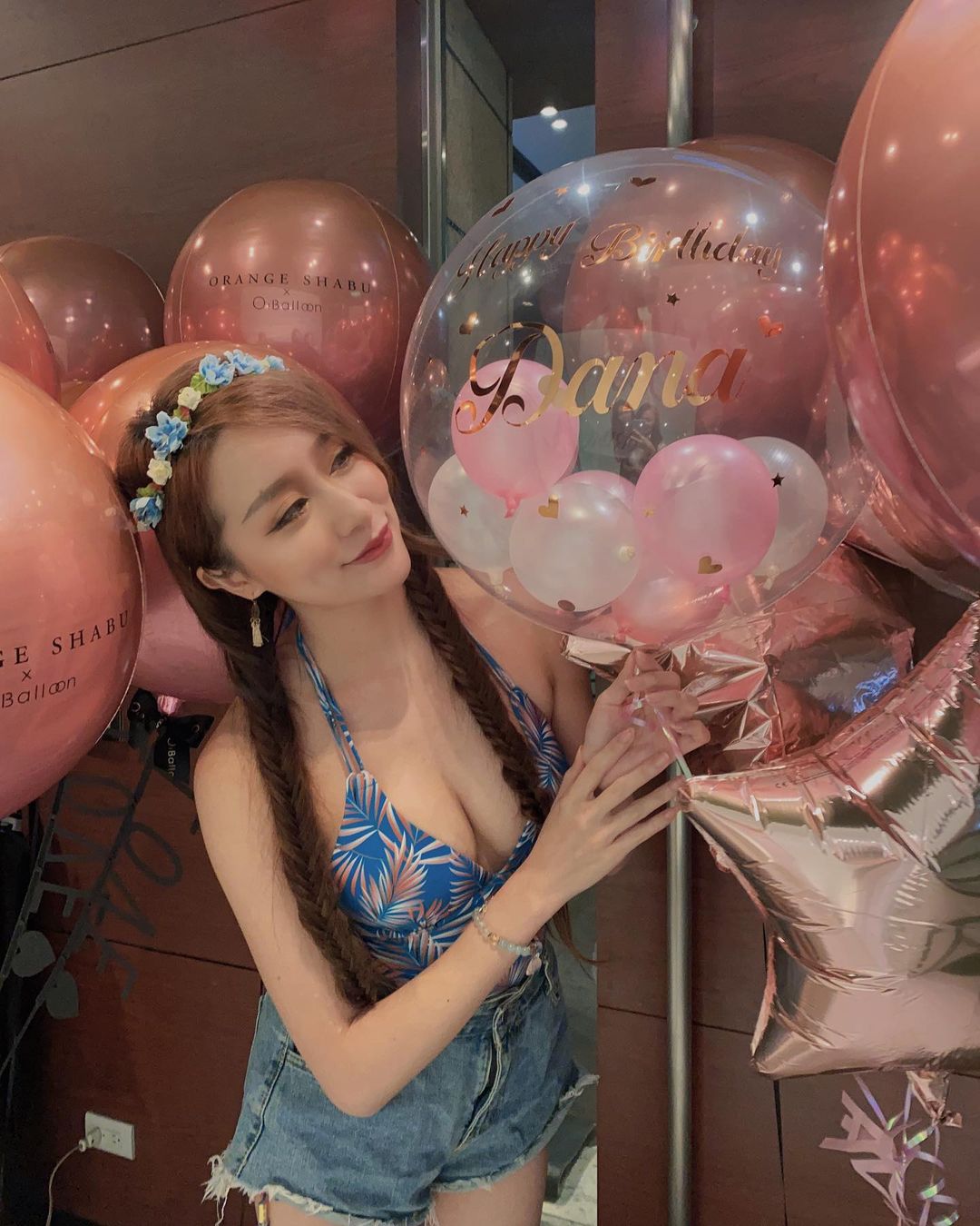 「長腿美姬」不僅臉蛋精緻漂亮,還有著一雙超犯規的「逆天長腿」~黛娜(Dana)