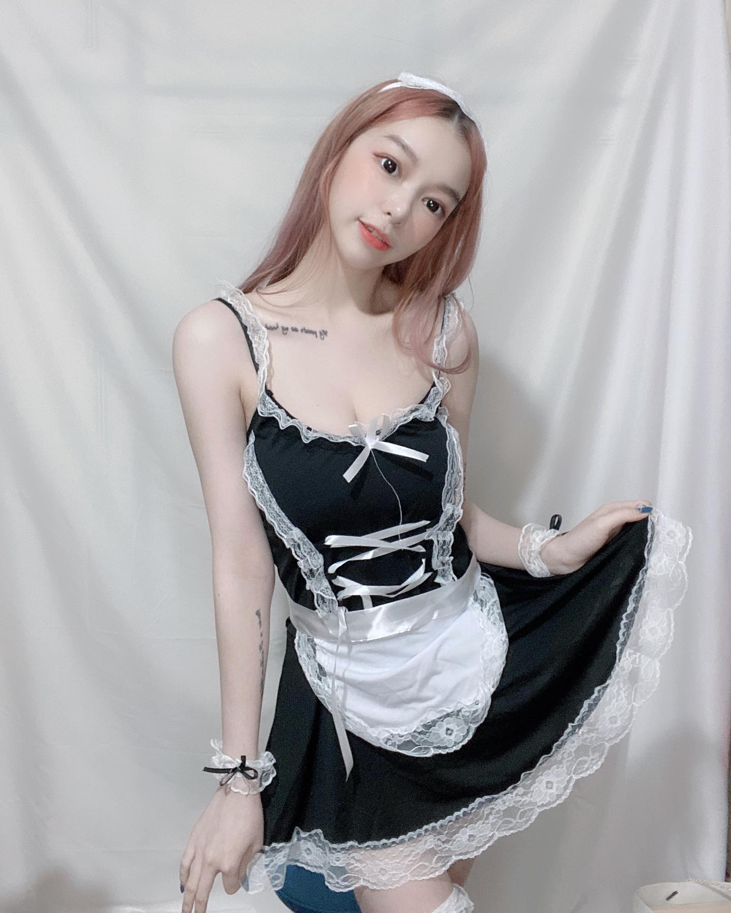 擁有一身雪白肌膚的她，搭配水汪汪的無害大眼~Olivia 林沂 - 美女圖 -