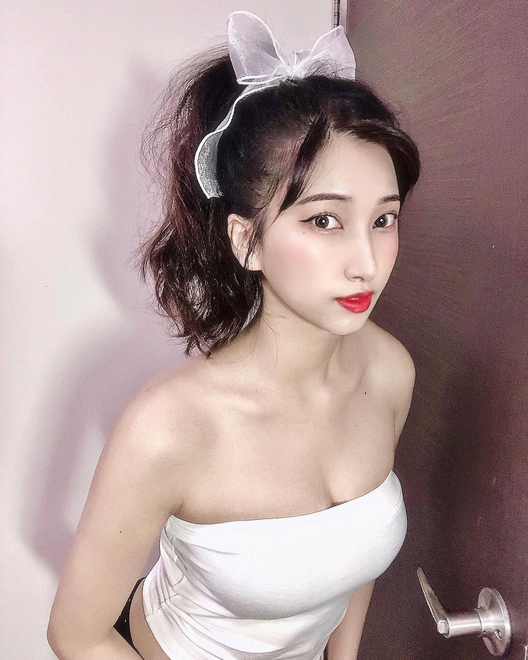 可愛迷人的反派角色！「娜娜米Nana」性感洋裝秀豐滿美乳，「白嫩長腿」根本犯規！