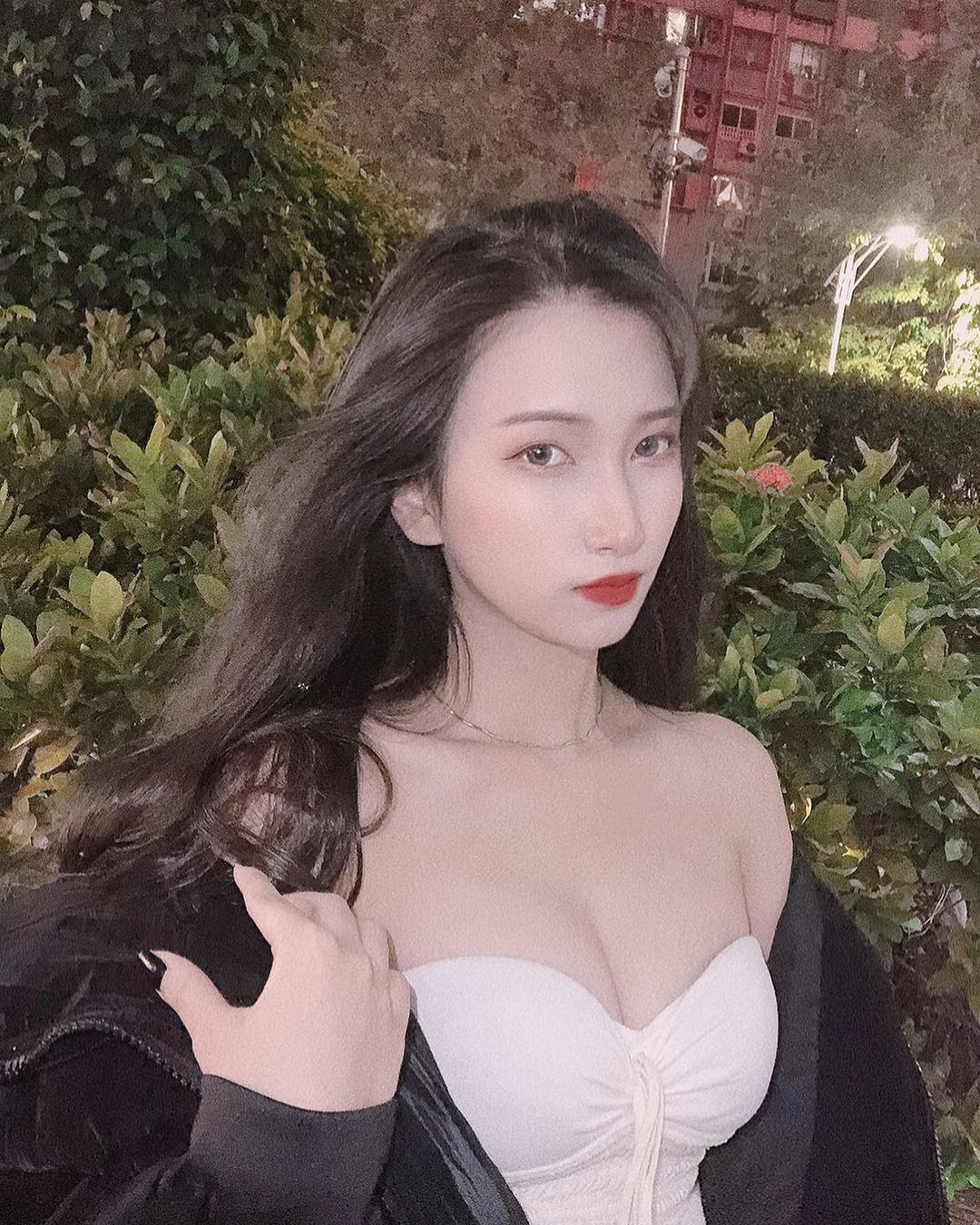 可愛迷人的反派角色！「娜娜米 Nana」性感洋裝秀豐滿美乳，「白嫩長腿」根本犯規！