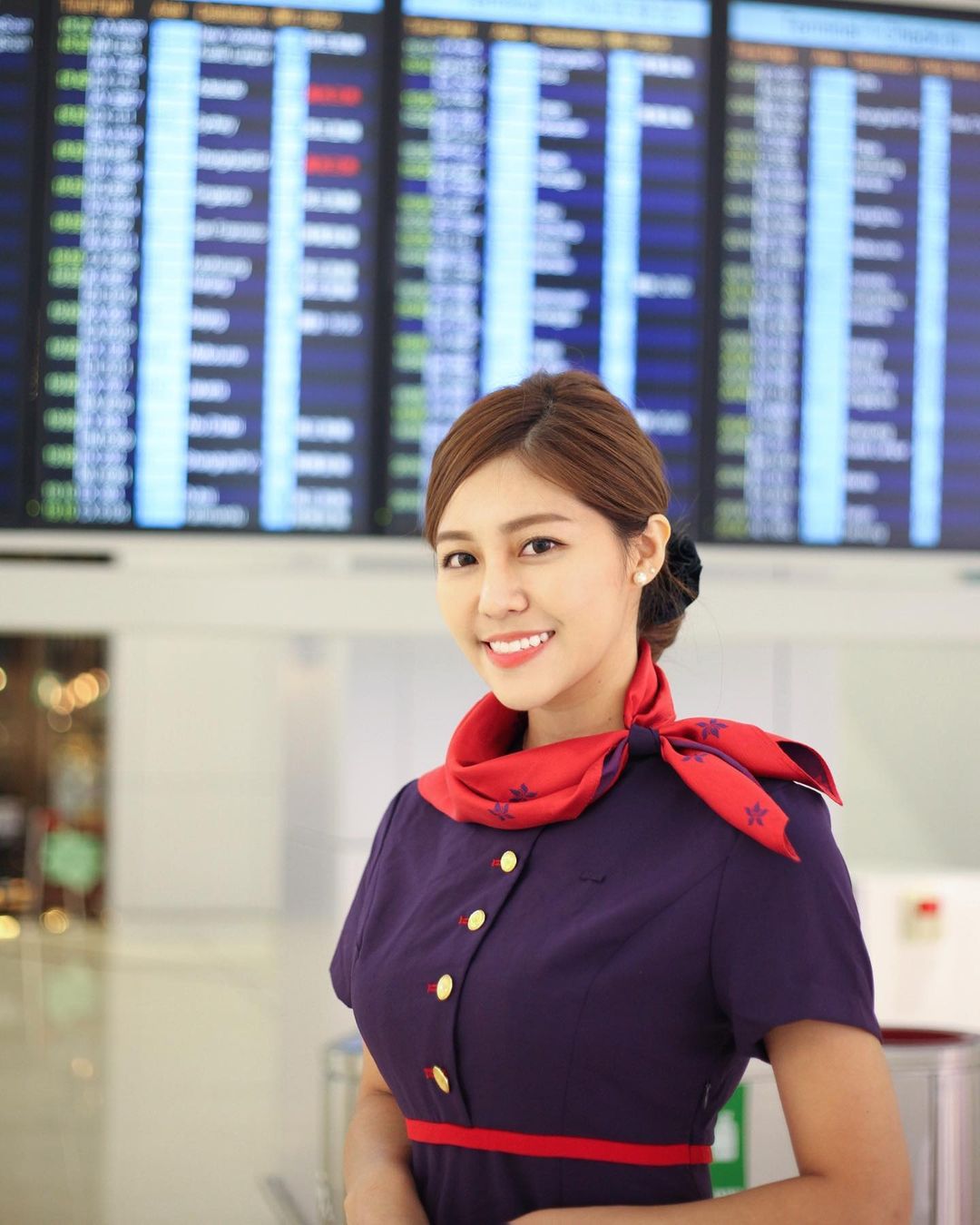 香港航空氣質空服員「張嘉欣」是超級隱乳　火辣身材深藏不露