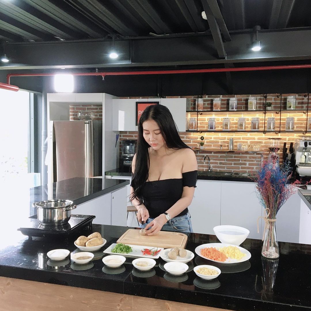 【6upoker】越南新晉「爆乳做菜」頻道主，超狂烹調畫面惹萬人討論，直播慘被ban掉！