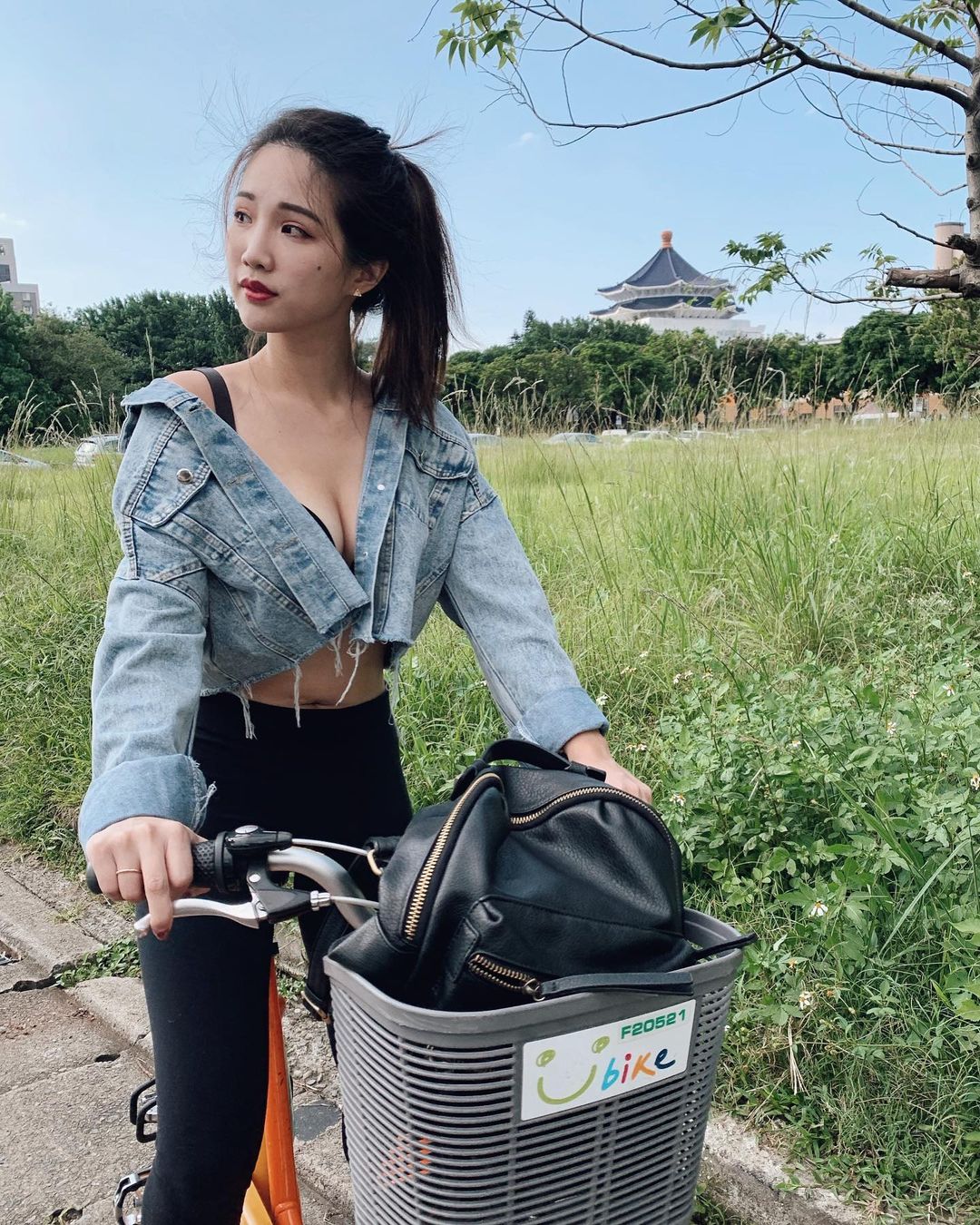 氣質型「正妹空姐」Betty辣穿內衣騎Ubike，性感美胸和馬甲線一起露出！