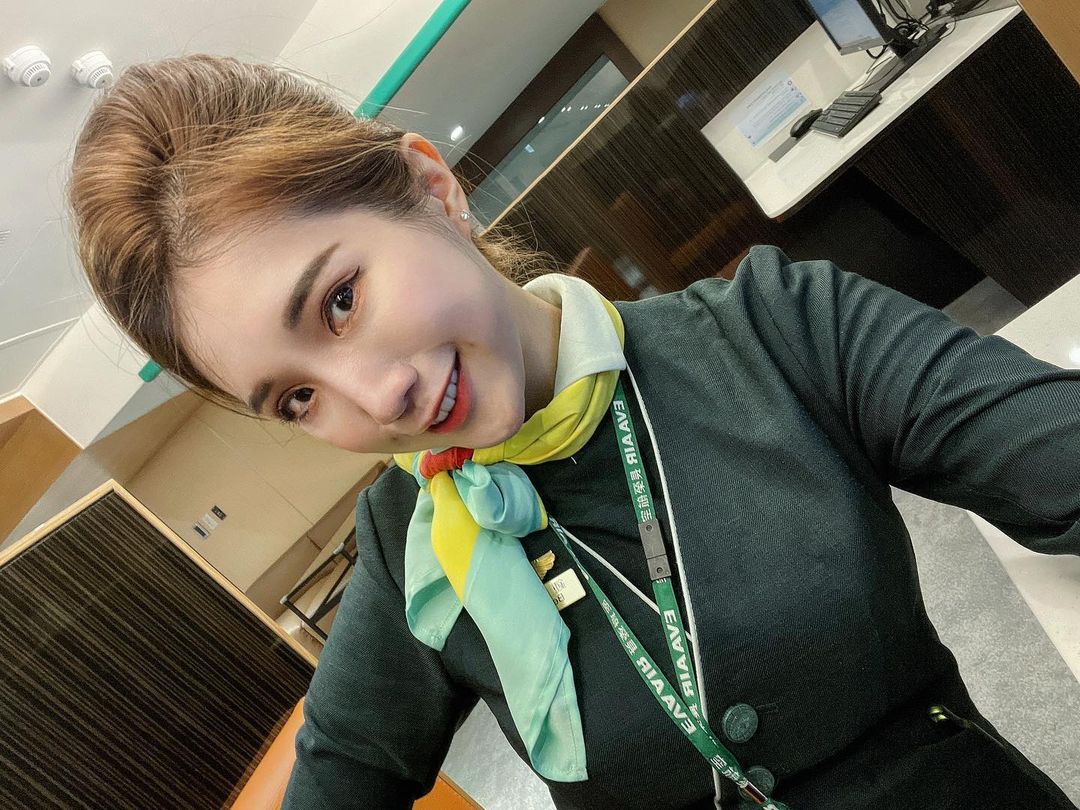 氣質型「正妹空姐」Betty辣穿內衣騎Ubike，性感美胸和馬甲線一起露出！