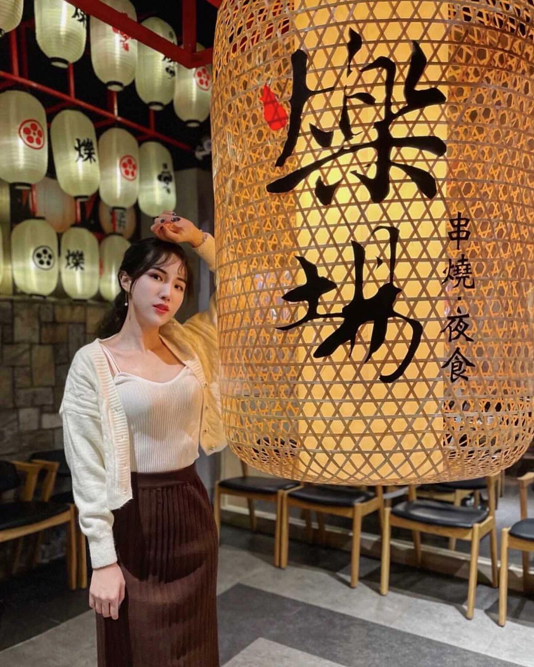 氣質型「正妹空姐」Betty辣穿內衣騎Ubike，性感美胸和馬甲線一起露出！