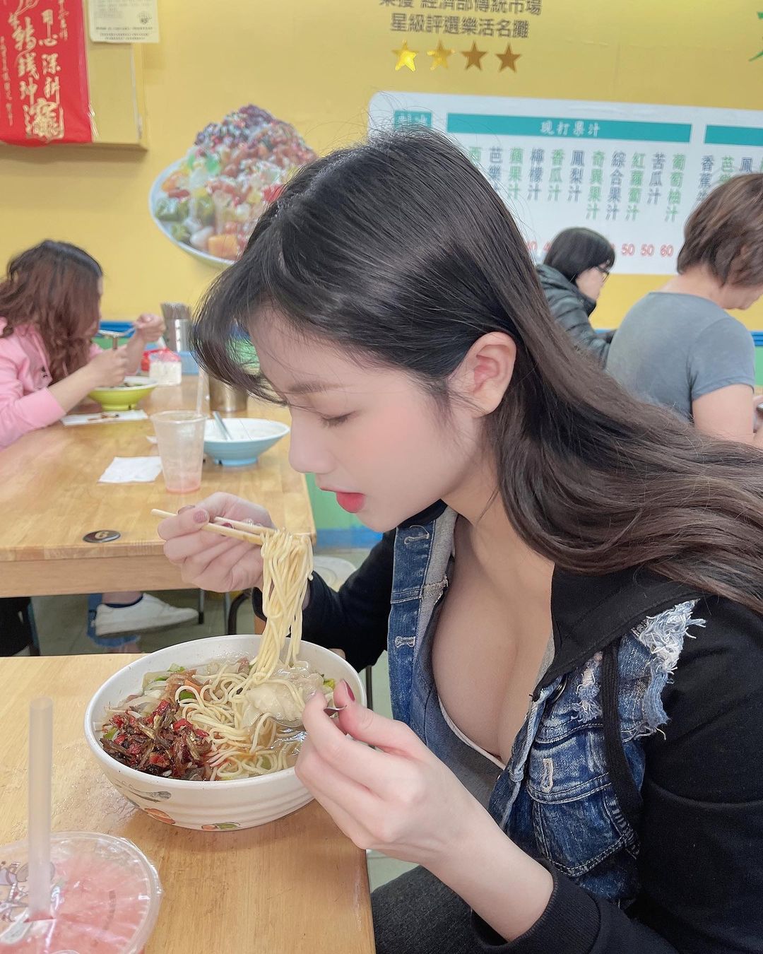 小吃店驚見正妹「魏凱芃」低頭吃麵，「飽滿視角」讓人沒心情吃飯啦！