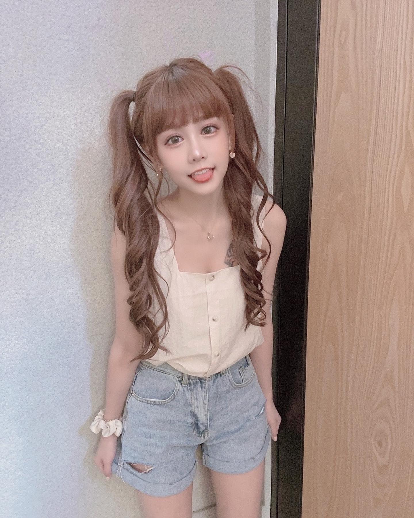 一睡成名！台灣正妹「依渟」直播睡覺 5 小時吸上萬人搶看  本人醒來也傻了