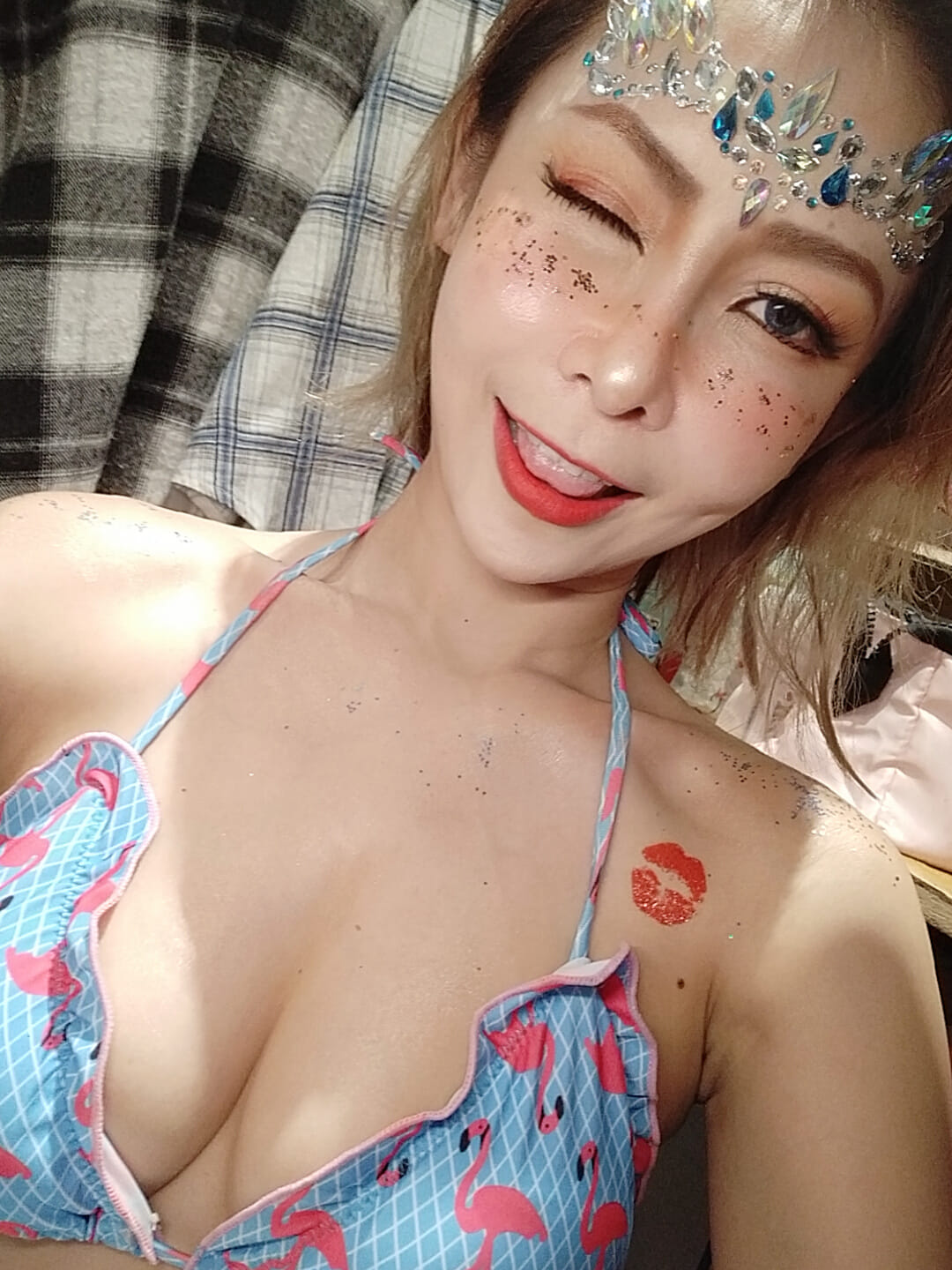 不只臉蛋漂亮，還有著豐滿的「D 罩杯」、「螞蟻腰」 - 美女圖 -