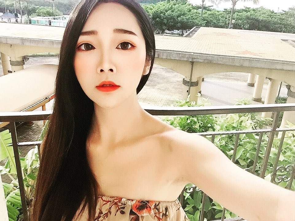 在知名水上樂園玩耍戲水，換上比基尼展現熱辣好身材~唐芮 - 美女圖 -