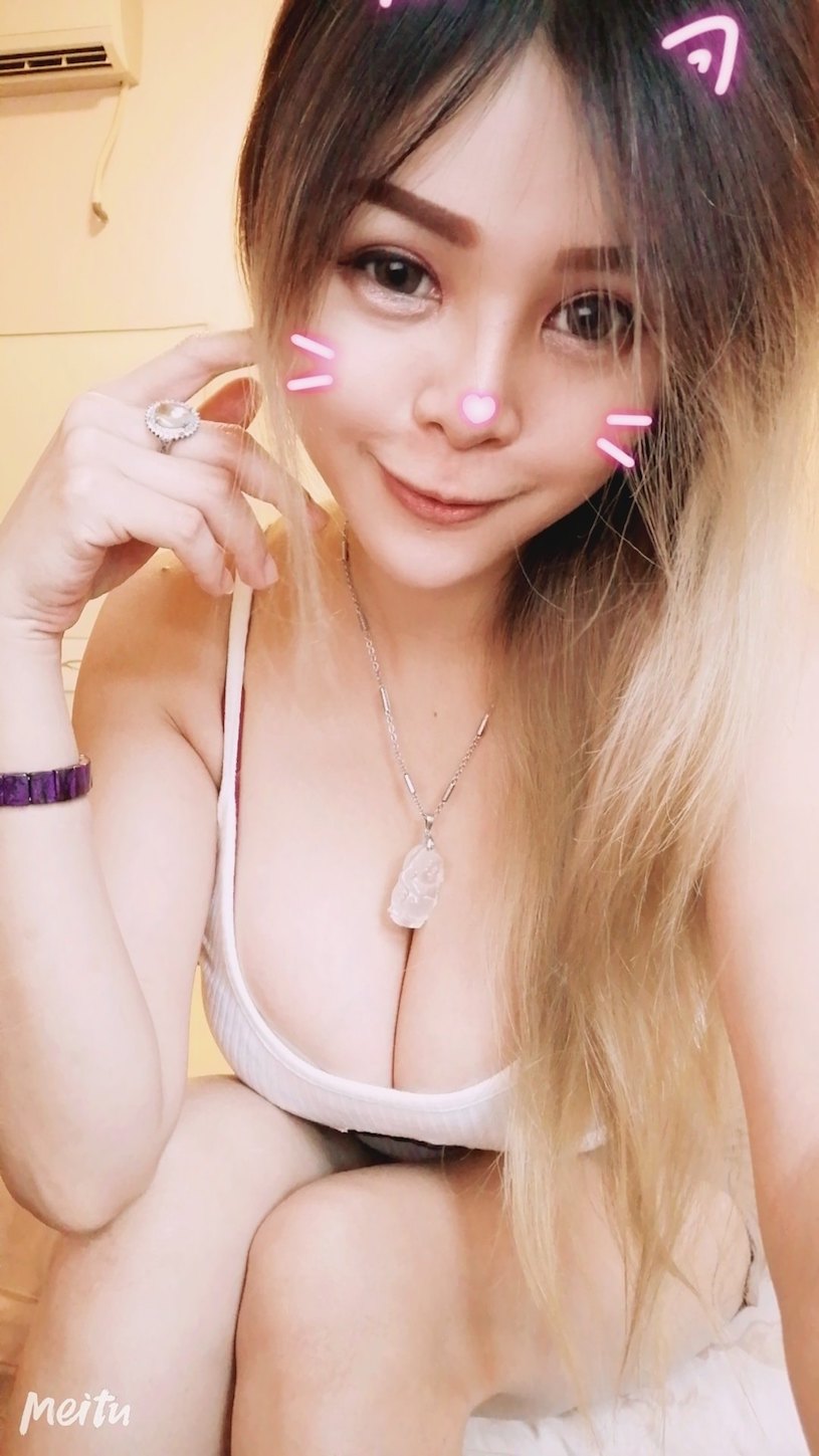 胸前的美乳是G罩杯等級，看起來特別地兇狠~Kandy - 美女圖 -