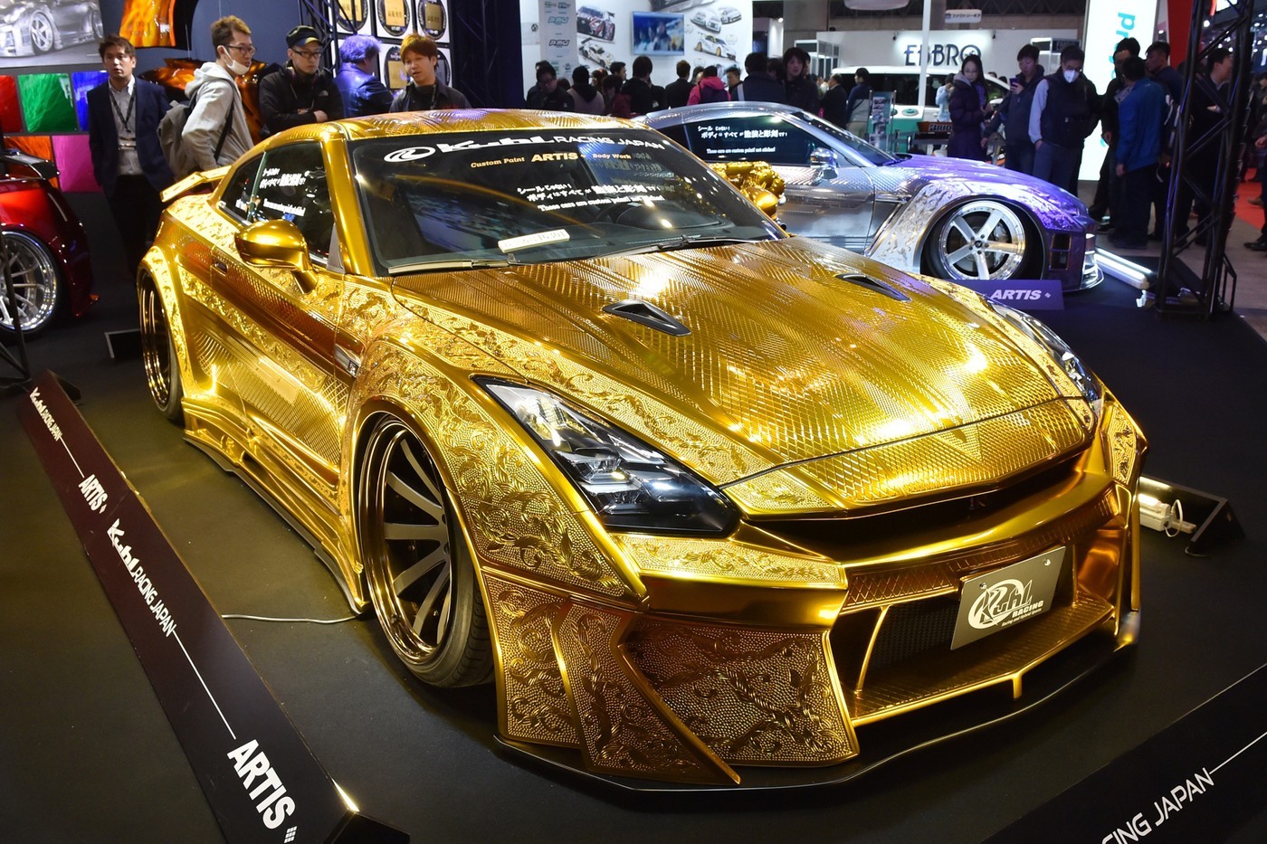 https___hk.hypebeast.com_files_2021_03_nissan-kuhl-racing-gt-r-golden-chrome-eng.jpg