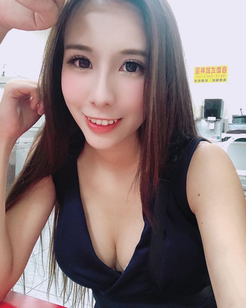 在可樂箱前拍照  蹲地的姿勢美腿很顯眼  穿著斜肩上衣也性感~佳蓉（小熊貓） - 美女圖 -