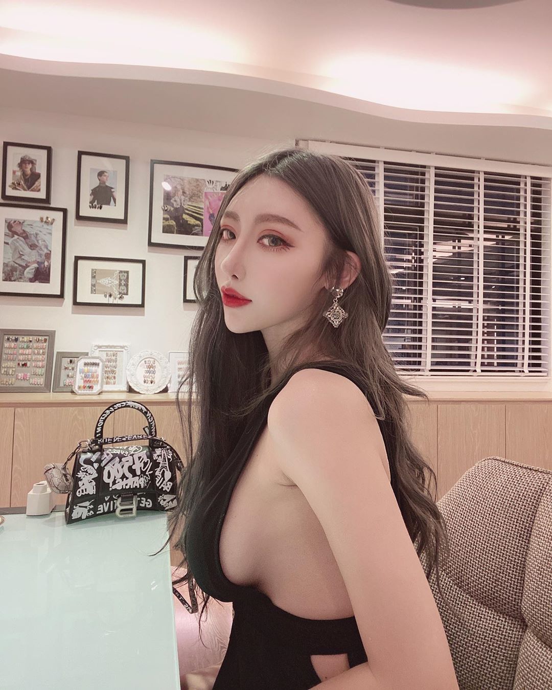 穿著短褲到超市採購  火辣曲線讓隔壁顧客都看傻眼了~唐琦琦 77 - 美女圖 -