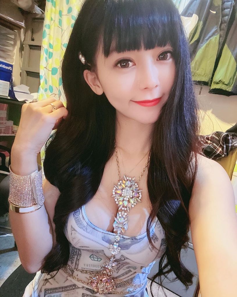 甜美SG的水嫩美肌和養眼美乳 穿著低胸裝時都會露出很誘人的深溝~衣櫥甜甜寶 - 美女圖 -