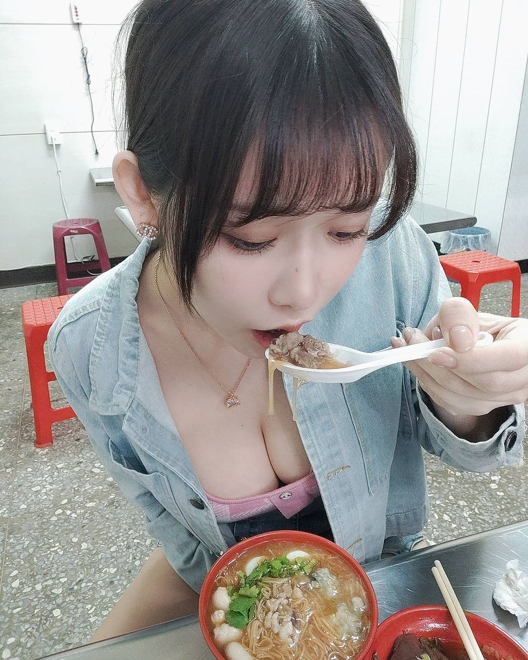 肉食系甜美正妹「爆乳進食」好養眼，超優質外型「姣好身材」居然是退役空軍