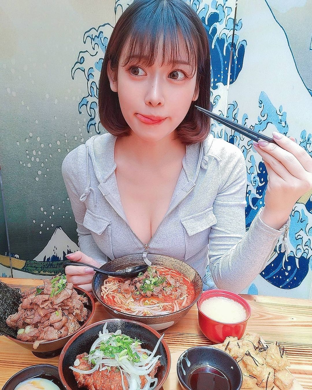 肉食系甜美正妹「爆乳進食」好養眼，超優質外型「姣好身材」居然是退役空軍