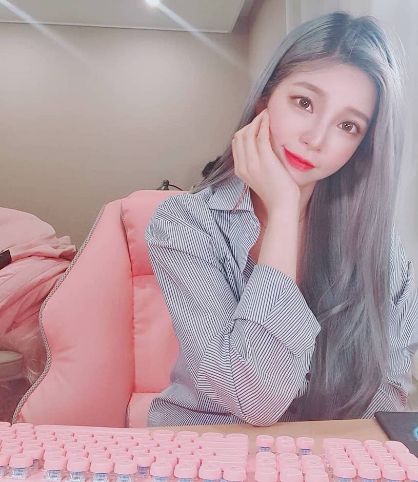 很Juicy的甜美制服妹子，穿上紅色禮服解放「超兇美乳」！