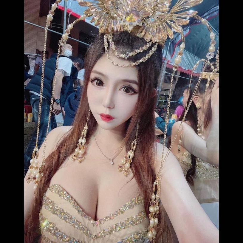 擁有白嫩美肌的精靈正妹「蔡粉粉」，「火辣女僕裝」太挑逗人心！