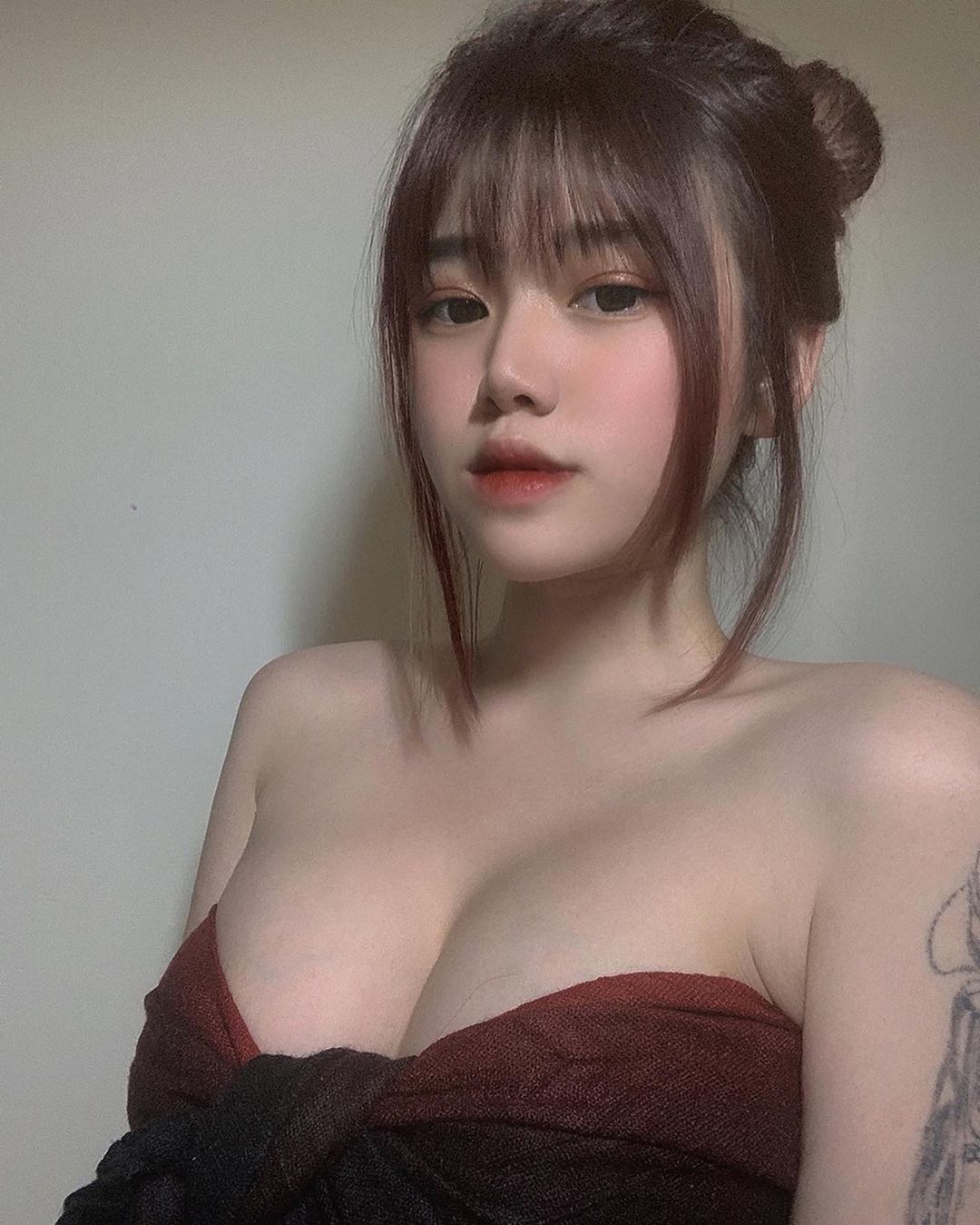 擁有一對豐滿巨乳，翹臀的吸睛程度也不遑多讓~Kaylie - 亞洲美女 -