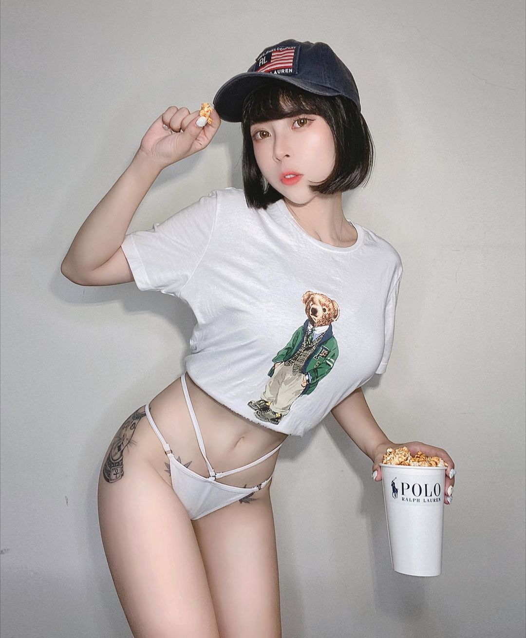 又壞又甜！短髮正妹「糖糖」風格百變！「美乳纖腰」收服網友心