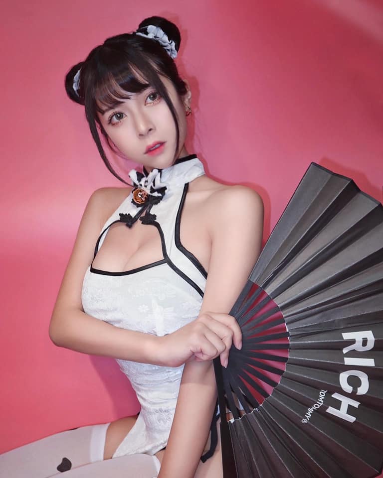 又壞又甜！短髮正妹「糖糖」風格百變！「美乳纖腰」收服網友心