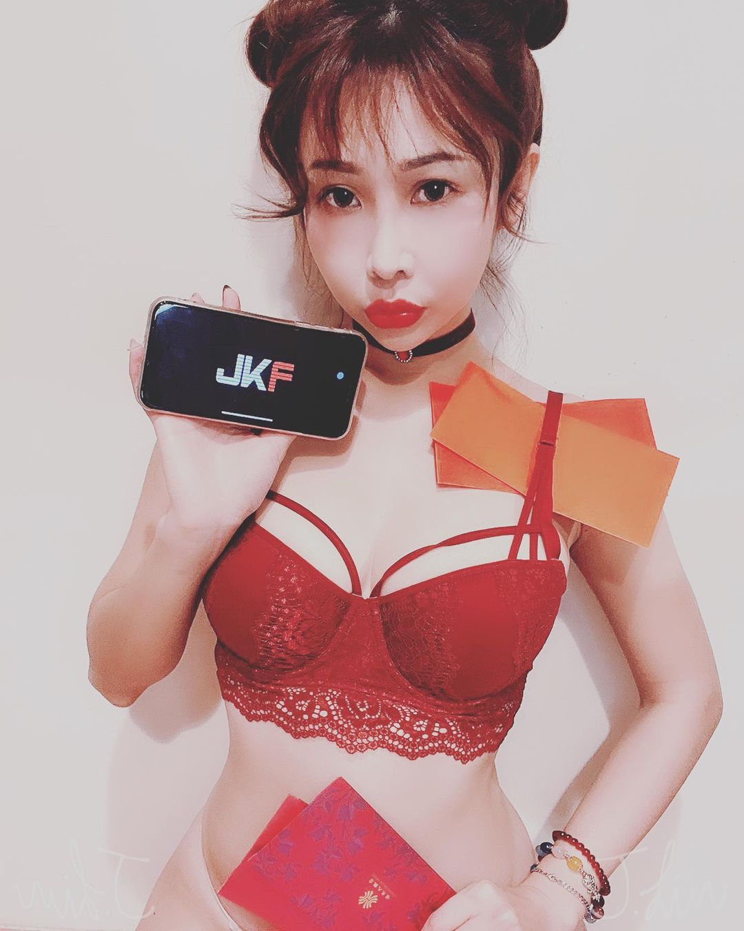 蜜桃臀銷魂情人「潔林 jlinre」自摸美乳極限誘惑　誘人胴體「性感後搖」讓人受不了