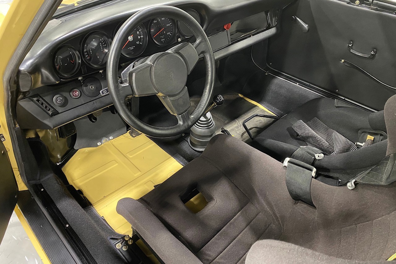 https___hk.hypebeast.com_files_2021_03_pablo-escobar-1974-porsche-911-rsr-racing.jpg