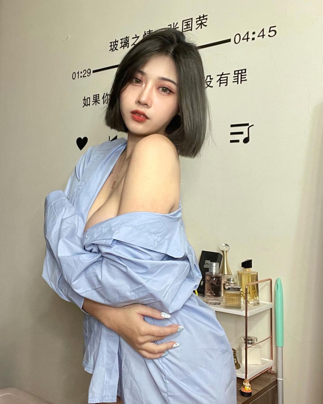 神農街出沒的「窈窕辣妹」香肩美乳好養眼！微醺模樣讓人好心動啊