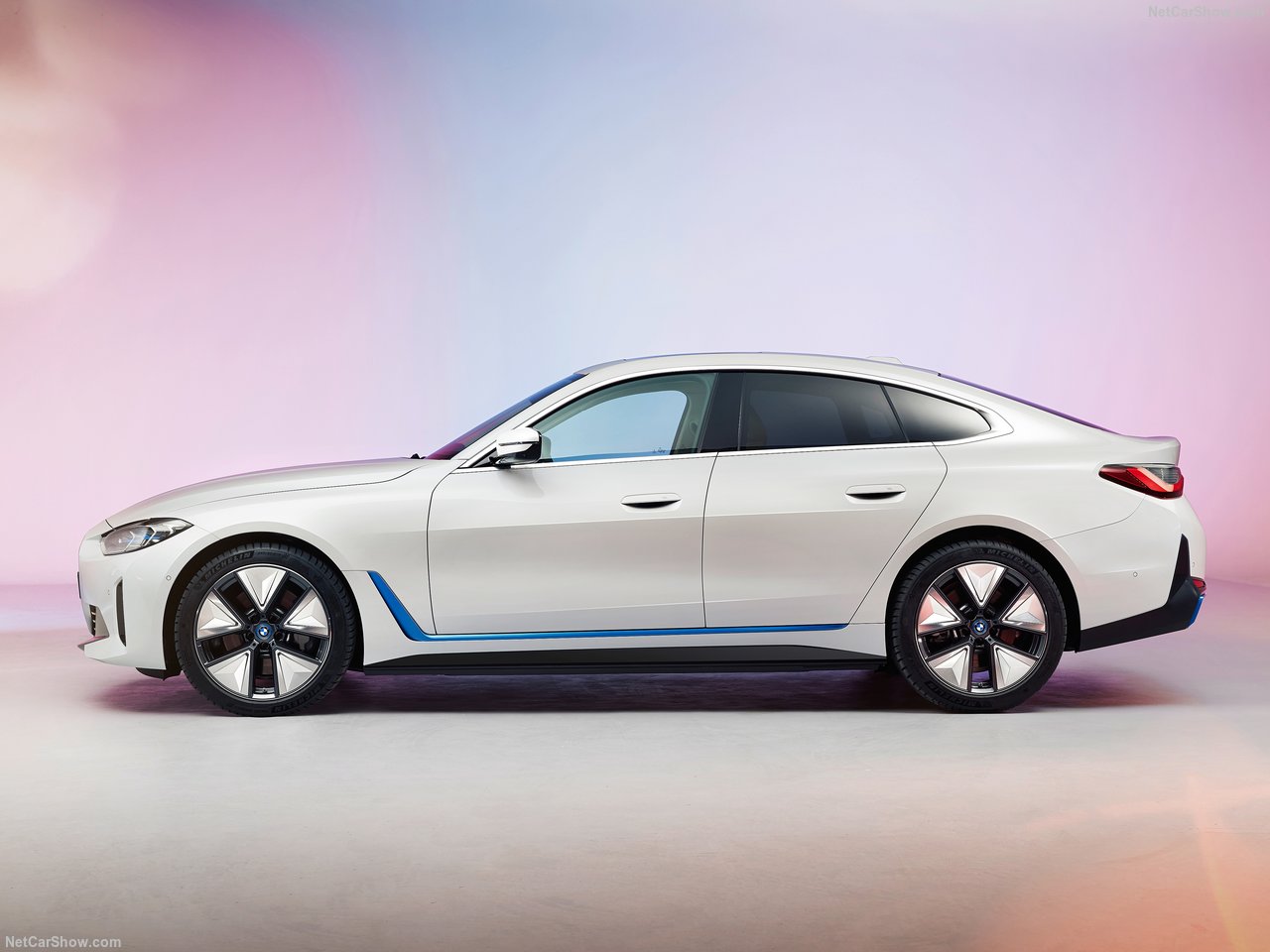 BMW-i4-2022-1280-03.jpeg