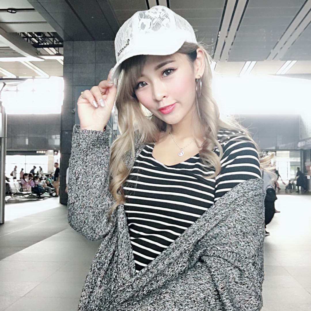 那雙渾圓又飽滿的長輩  只要稍稍露出事業線就讓人讚嘆不已~筱穎兒 - 美女圖 -