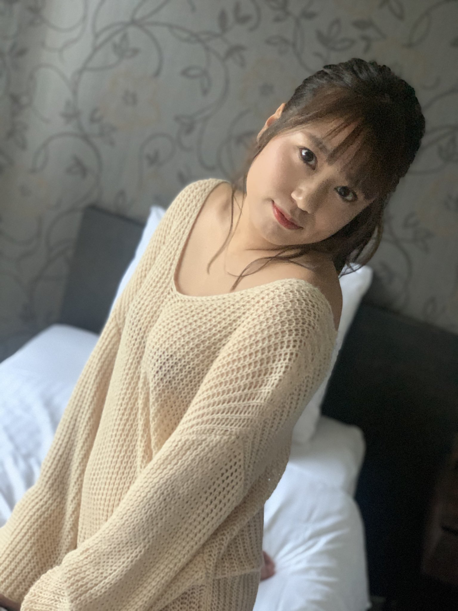 從 NMB48 畢業後解禁啦！25 歲「沖田彩華」脫衣甜曬「飽滿美乳」